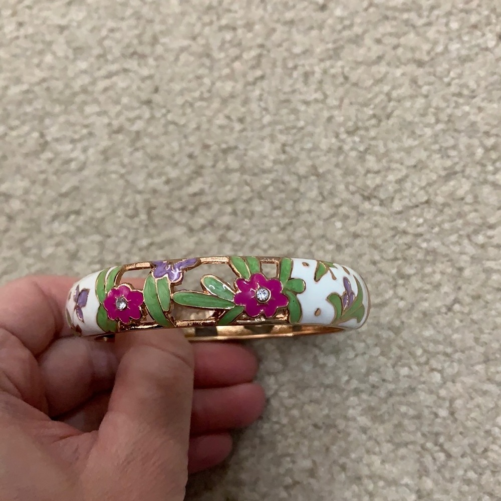 Flower design bracelet with rose gold color